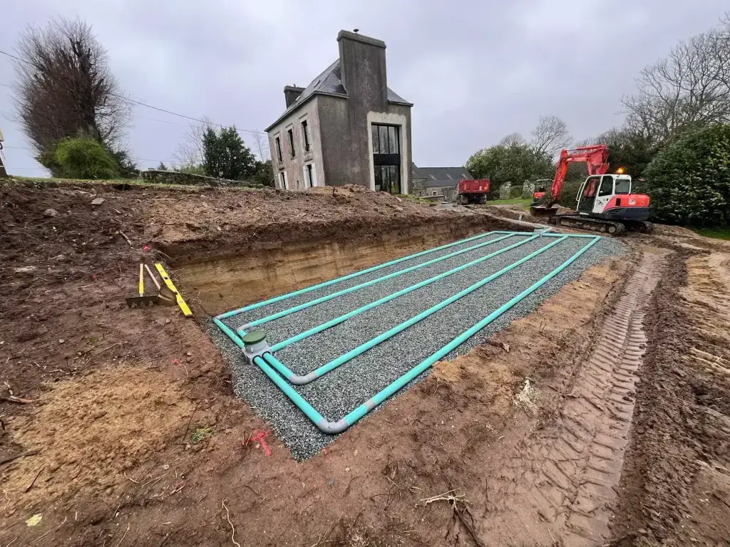 Massif d'épandage à plusieurs drains sur graviers en fond de fouille, assainissement individuel en Finistère Sud