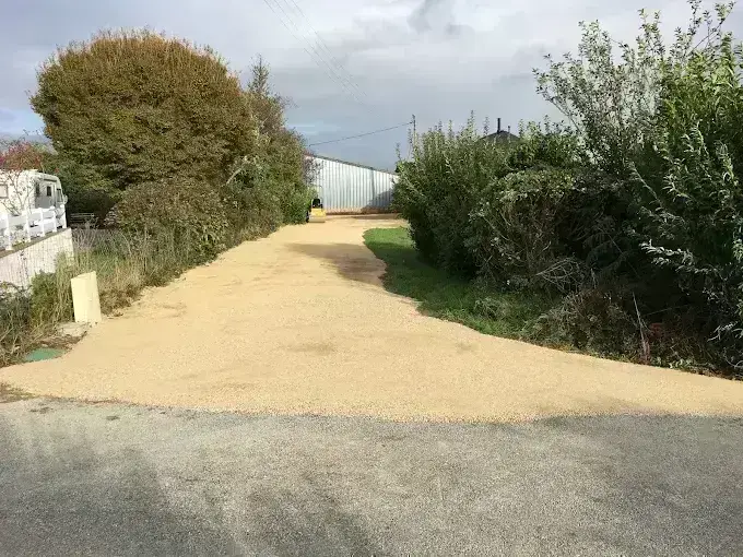 Allée carrossable en grave fine nivelée, empierrement d'accès en Finistère Sud
