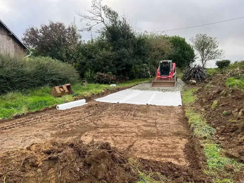 Pose de géotextile et apport de gravier à la chargeuse compacte, empierrement en Finistère Sud