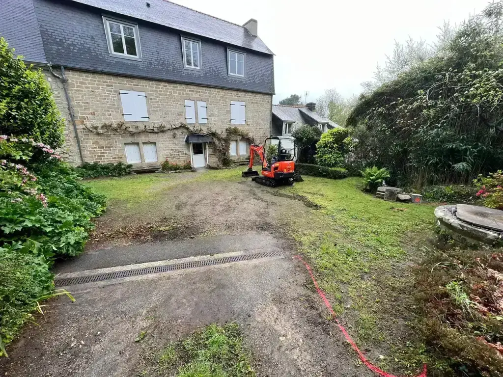 Décaissement de l'allée le long de la longère pour la création d'une cour en stabilisé 0/20, chantier Airbnb à Douarnenez