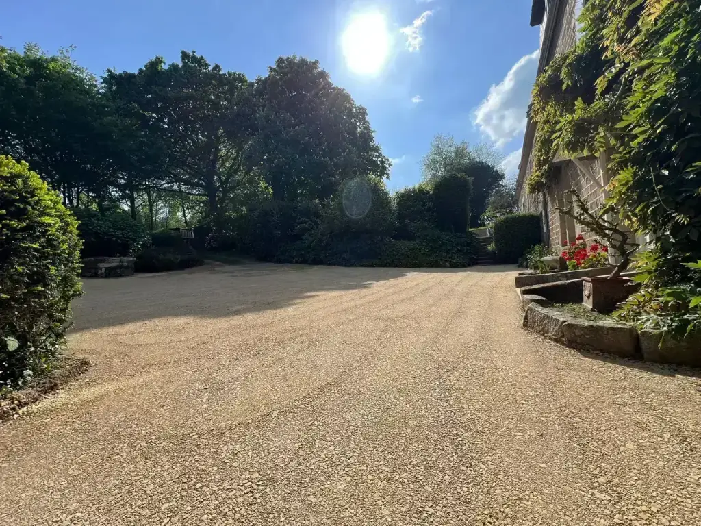 Cour en stabilisé 0/20 achevée en grand angle pour un Airbnb à Douarnenez