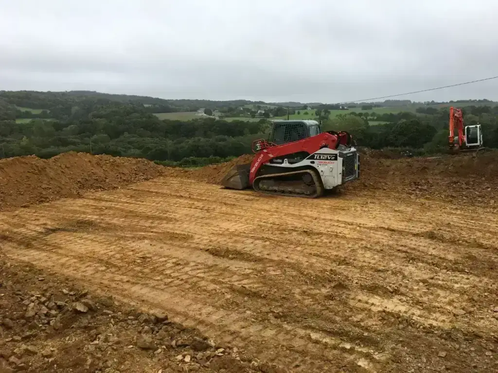 Nivellement d'une grande plateforme en hauteur au chenillard Takeuchi TL12V2 et à la pelle, terrassement en Finistère Sud