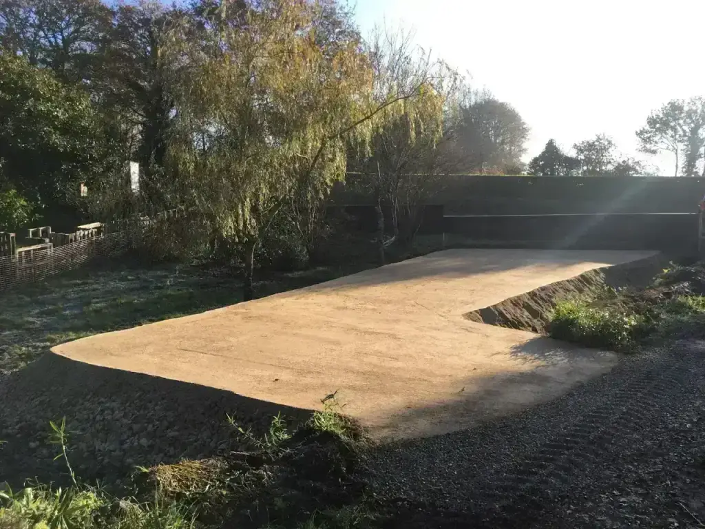 Plateforme finie en grave compactée bordée d'un talus sous la lumière d'automne, terrassement en Finistère Sud