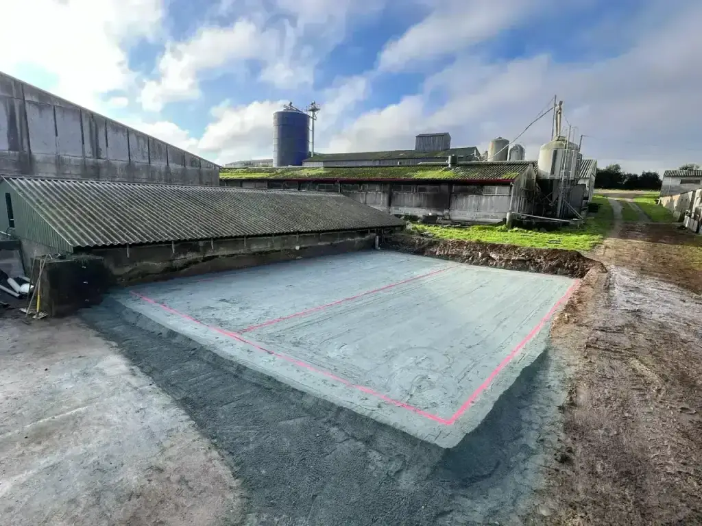 Aire compactée dans une exploitation agricole avec silos et hangars, terrassement pour cuve à incendie en Finistère Sud