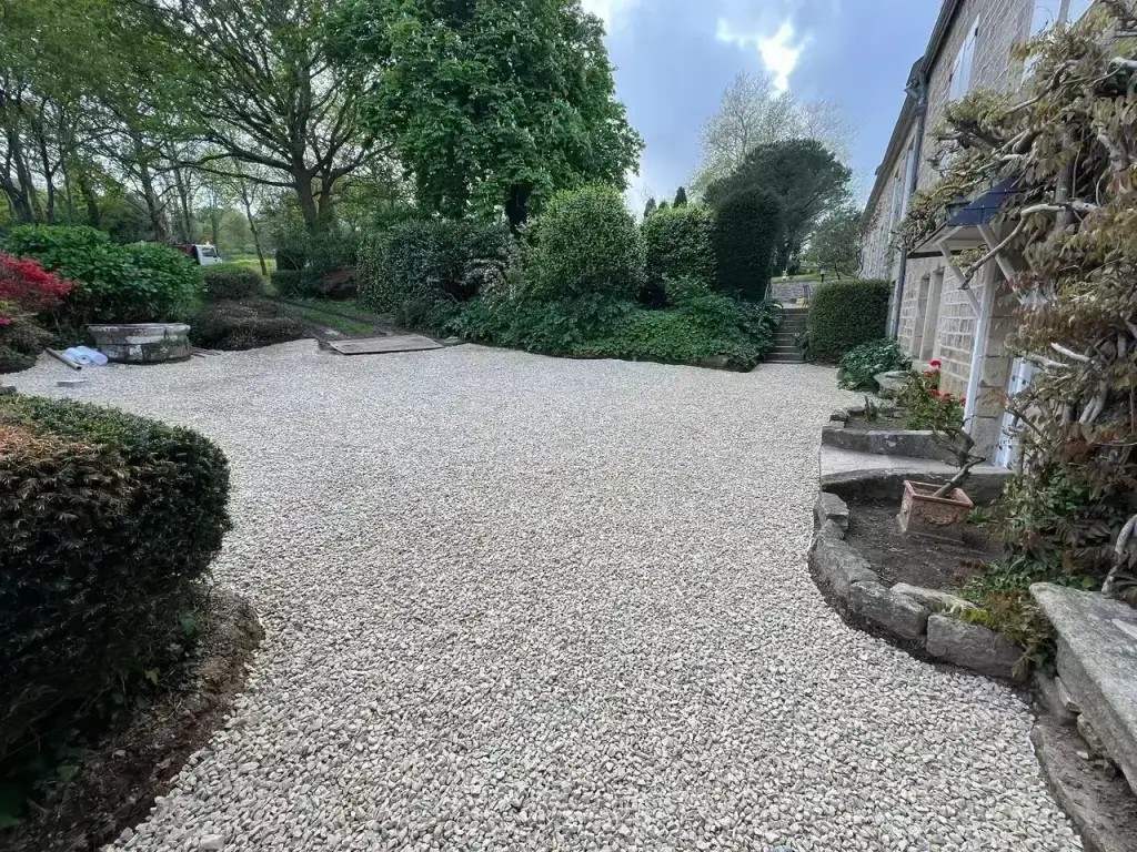 Apport et répartition du stabilisé 0/20 sur la cour de l'Airbnb à Douarnenez